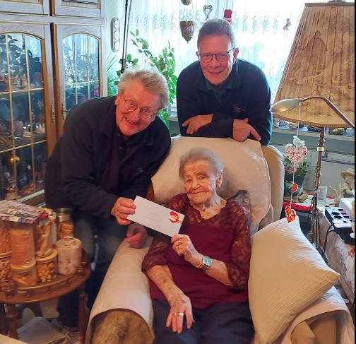Germeringer Seniorin unterstützt anlässlich ihres Geburtstags die Germeringer Tafel mit einer großzügigen Geldspende.